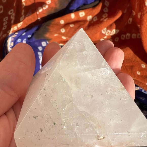 WHITE QUARTZ CRYSTAL PYRAMID - Picture 6 of 13